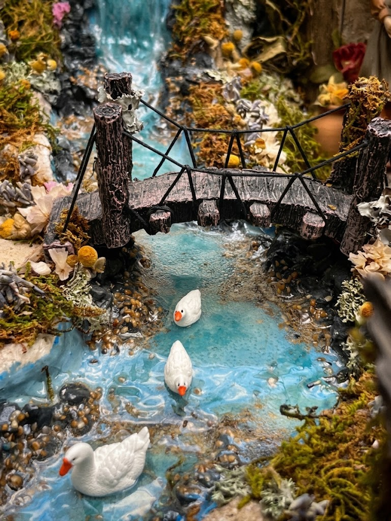 Cascada con puente y patos